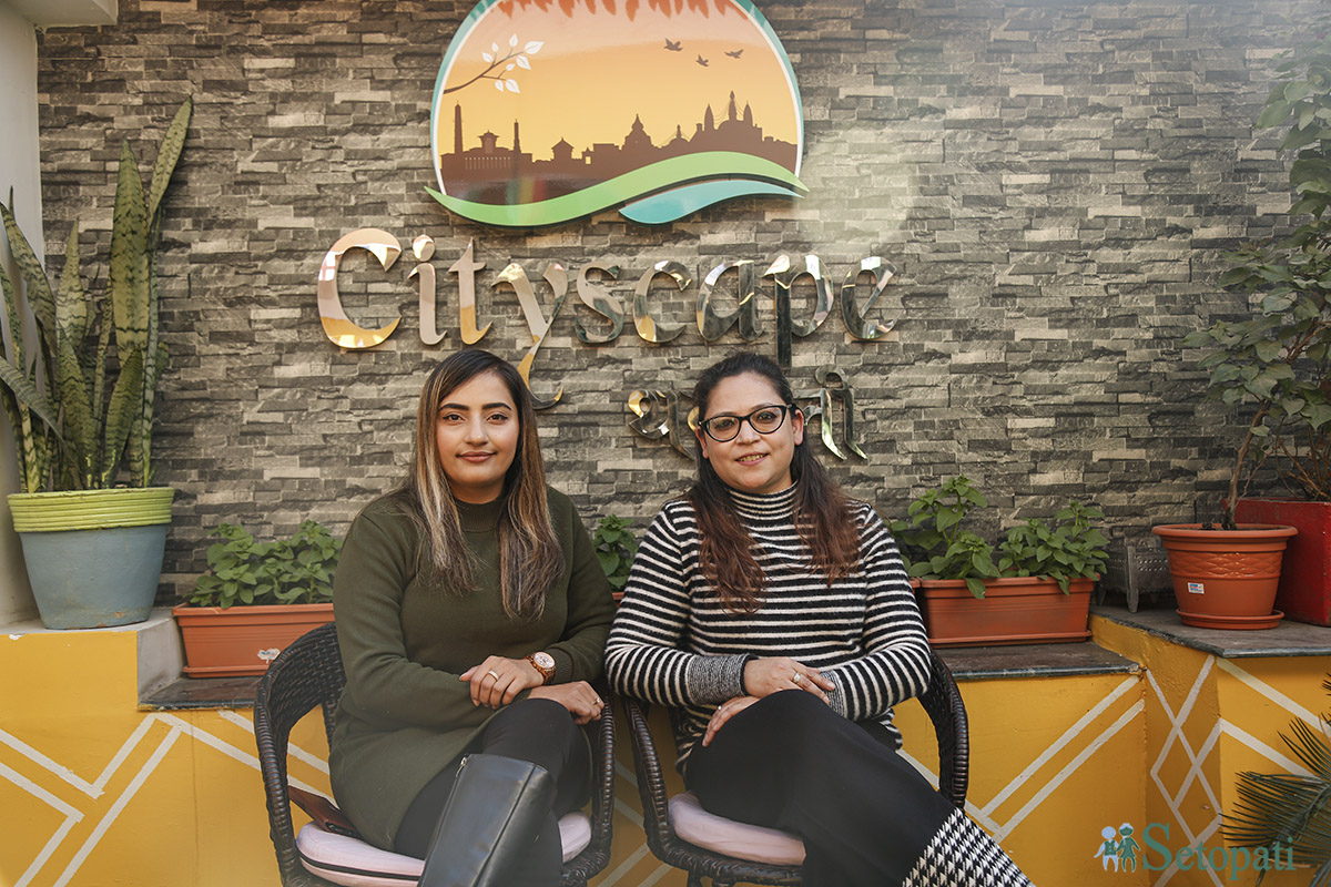 आशिका दाहाल र दीपना प्याकुरेल। तस्बिर- नवीनबाबु गुरुङ/सेतोपाटी